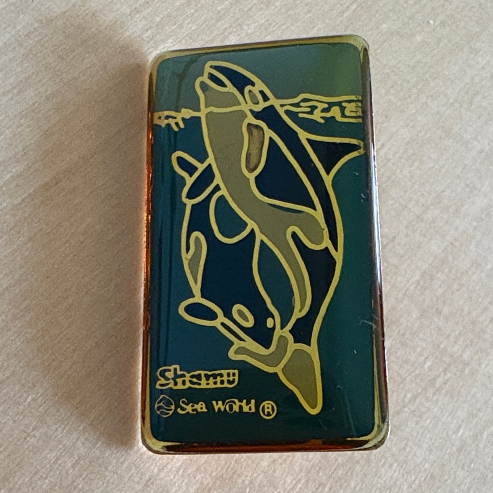 Green and Gold Shamu at Sea World Pin
